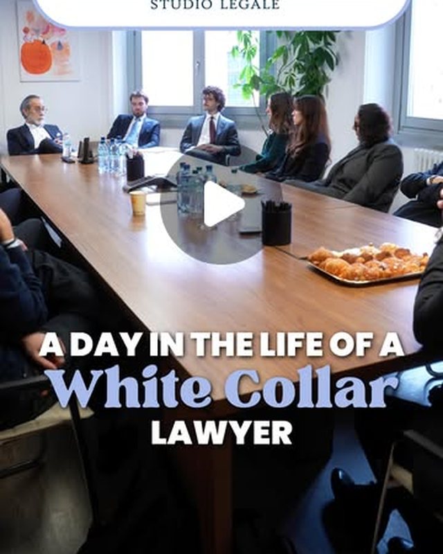 Studenti e avvocati attorno al tavolo riunioni di Fornari e Associati durante A Day in the Life of a White Collar Lawyer